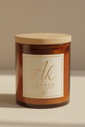 Vela AK Candle con fondo crema